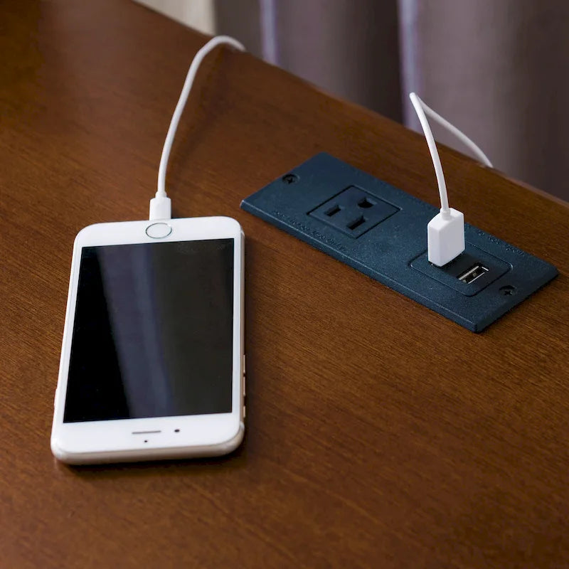 Table de chevet avec tiroir et station de charge, style côtier